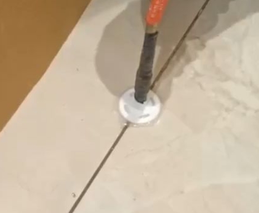 蔡甸瓷砖空鼓维修公司专业解答瓷砖在铺贴过程中，如果没有涂抹均匀到位的粘结材料（如水泥砂浆或瓷砖胶），可能会导致以下问题